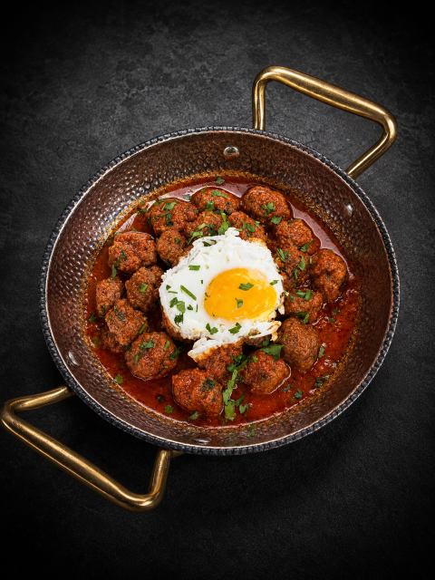 Kefta de la Médina — Cumin kefta with tomato sauce and soft eggs — Nuestros Menús Digitales | Dar Krepchy | Marrakech