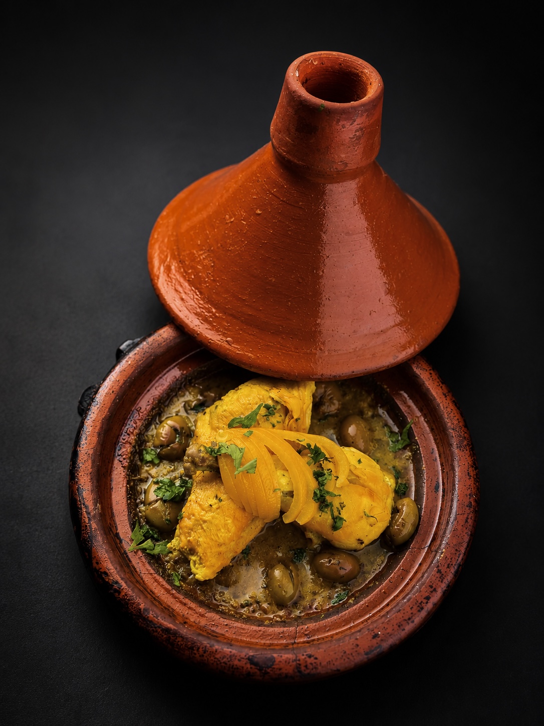 Tajine Solaire de Marrakech — Chicken with preserved lemon, olives and soft spices — Nuestros Menús Digitales | Dar Krepchy | Marrakech