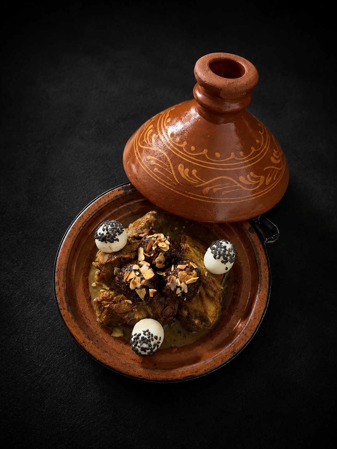 Tajine Pruneaux & Or du Désert — Tender lamb with prune compote and almonds — Nuestros Menús Digitales | Dar Krepchy | Marrakech